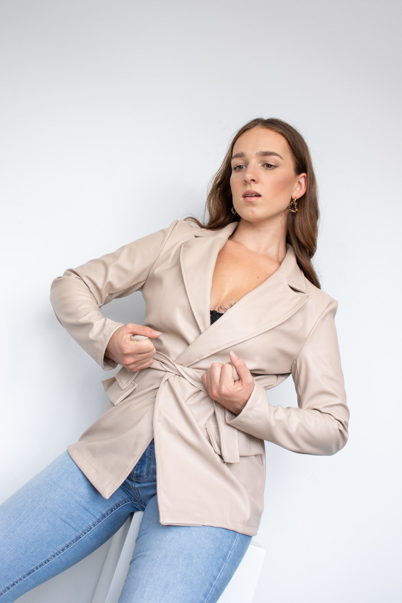 bruine leren blazer met strik ceintuur