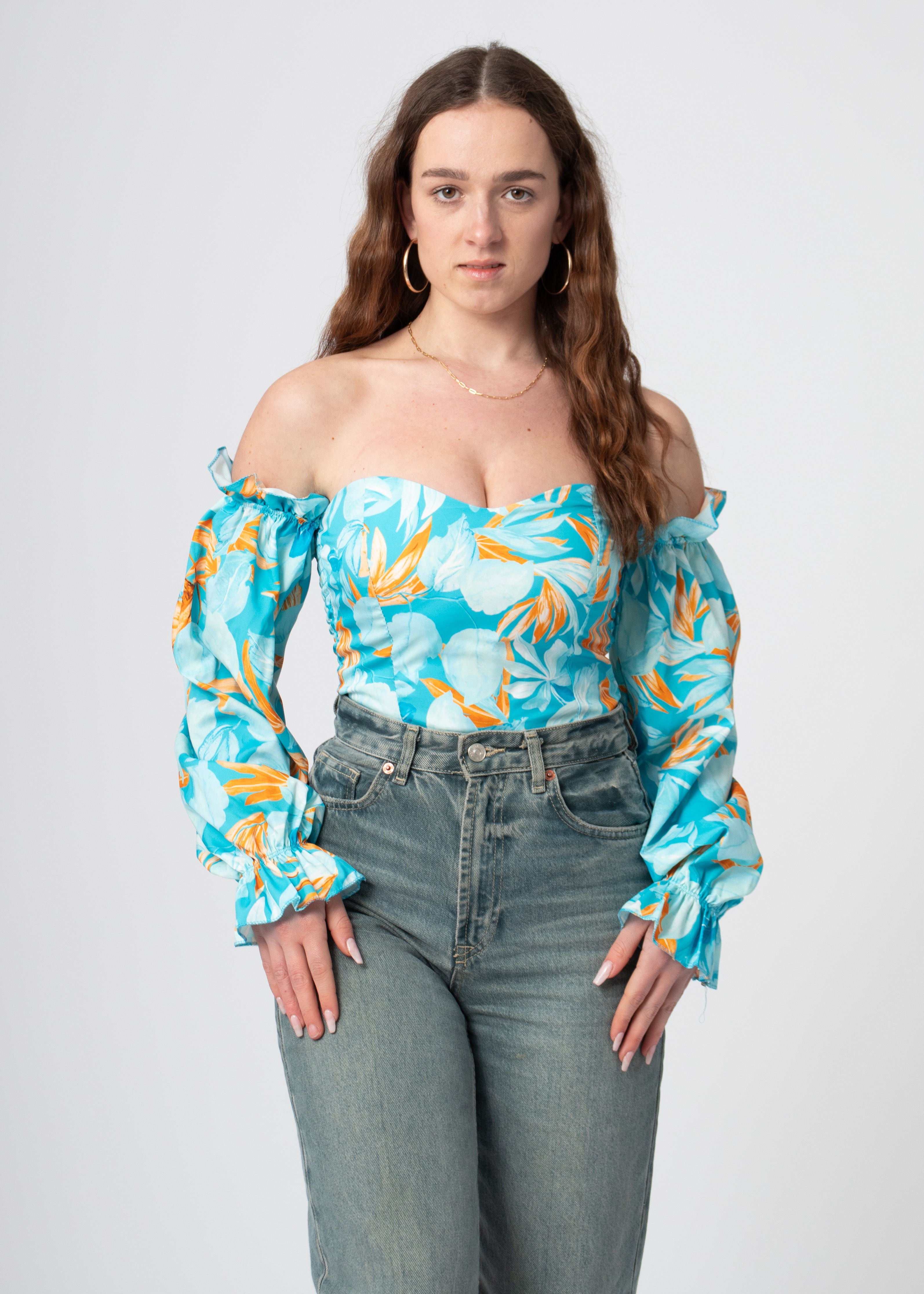 off-shoulder body blauw oranje met tropische print