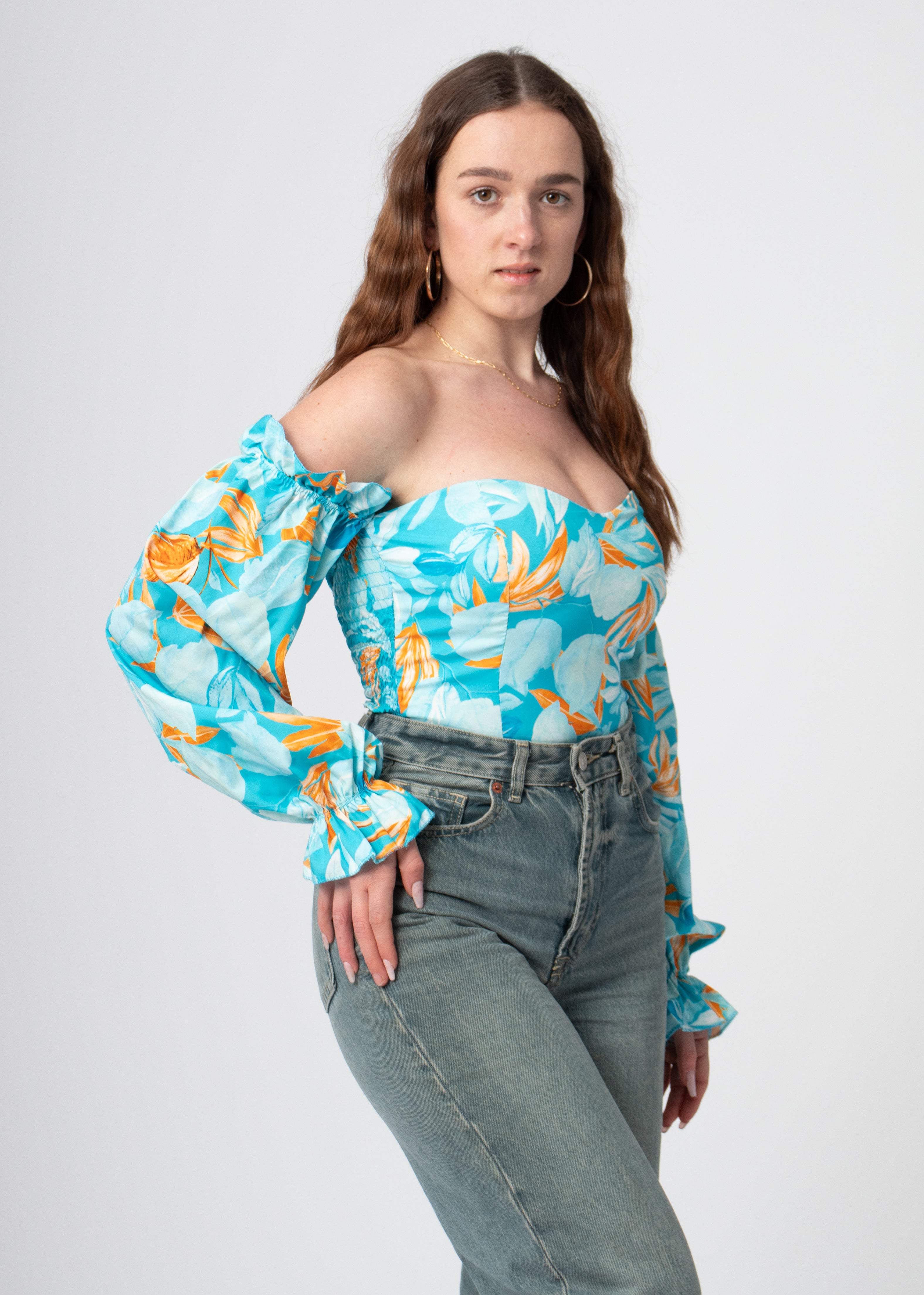 off-shoulder body blauw oranje met tropische print