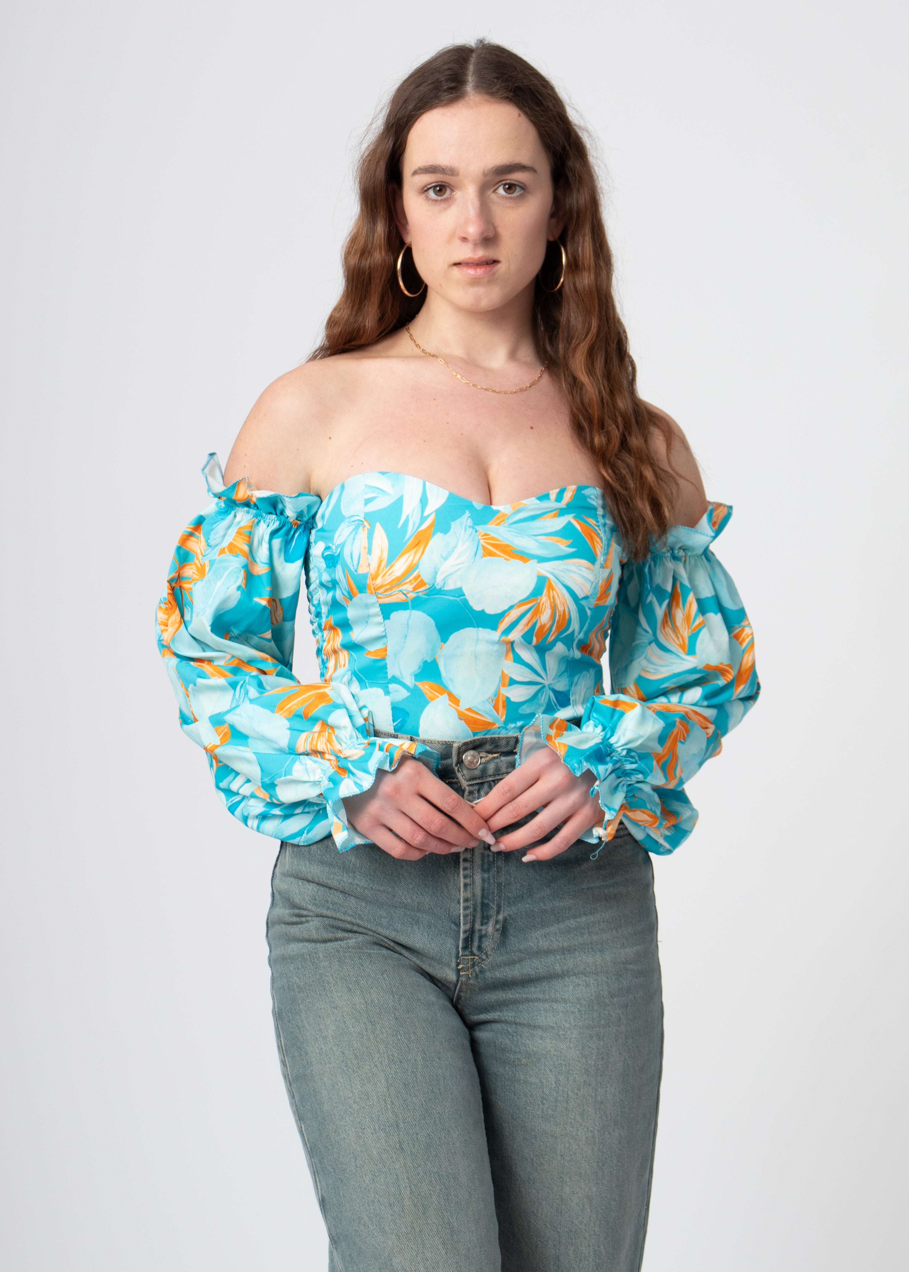 off-shoulder body blauw oranje met tropische print