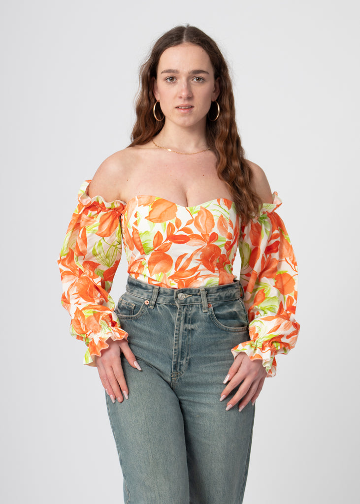 off-shoulder body wit oranje met tropische print