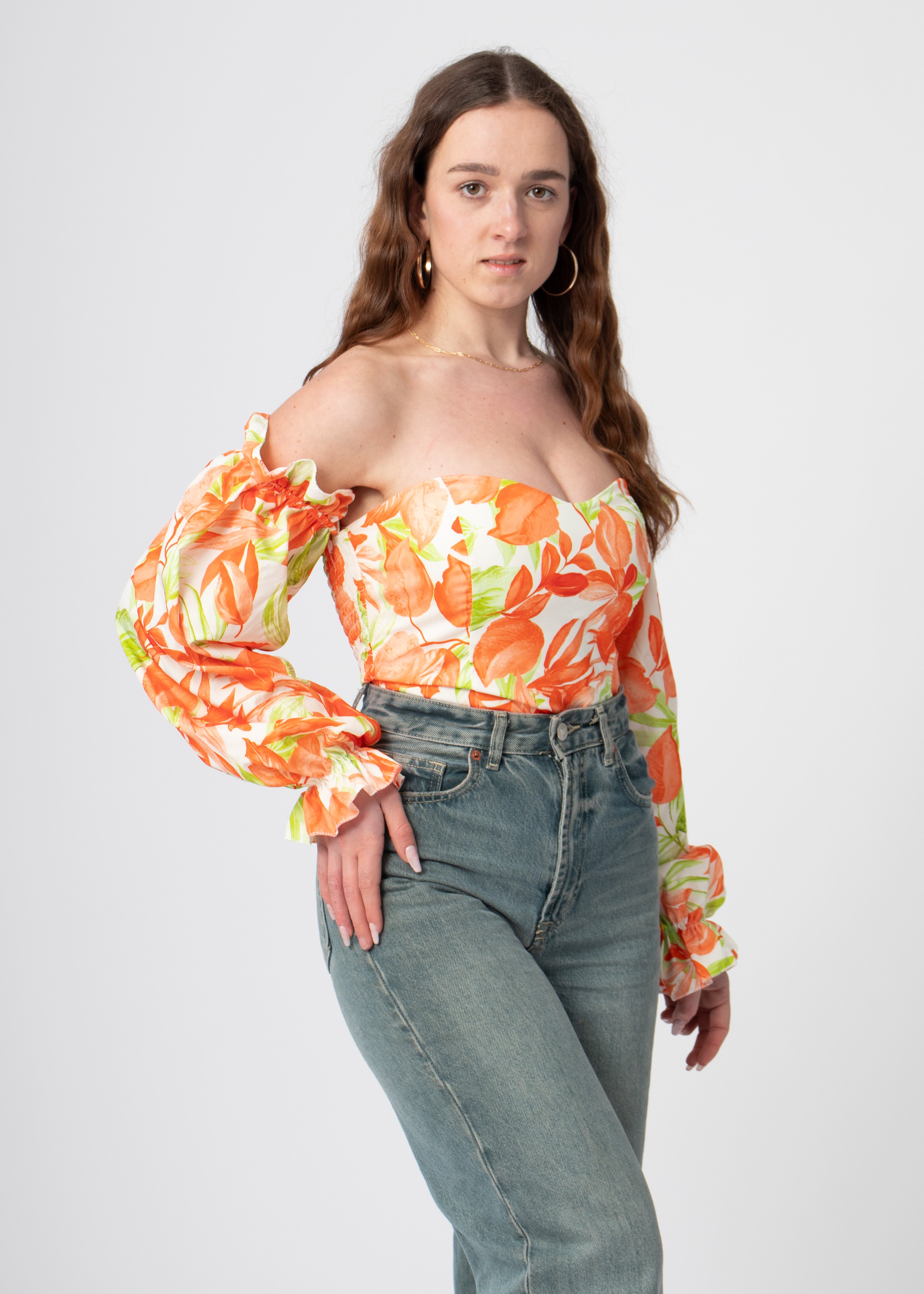 off-shoulder body wit oranje met tropische print