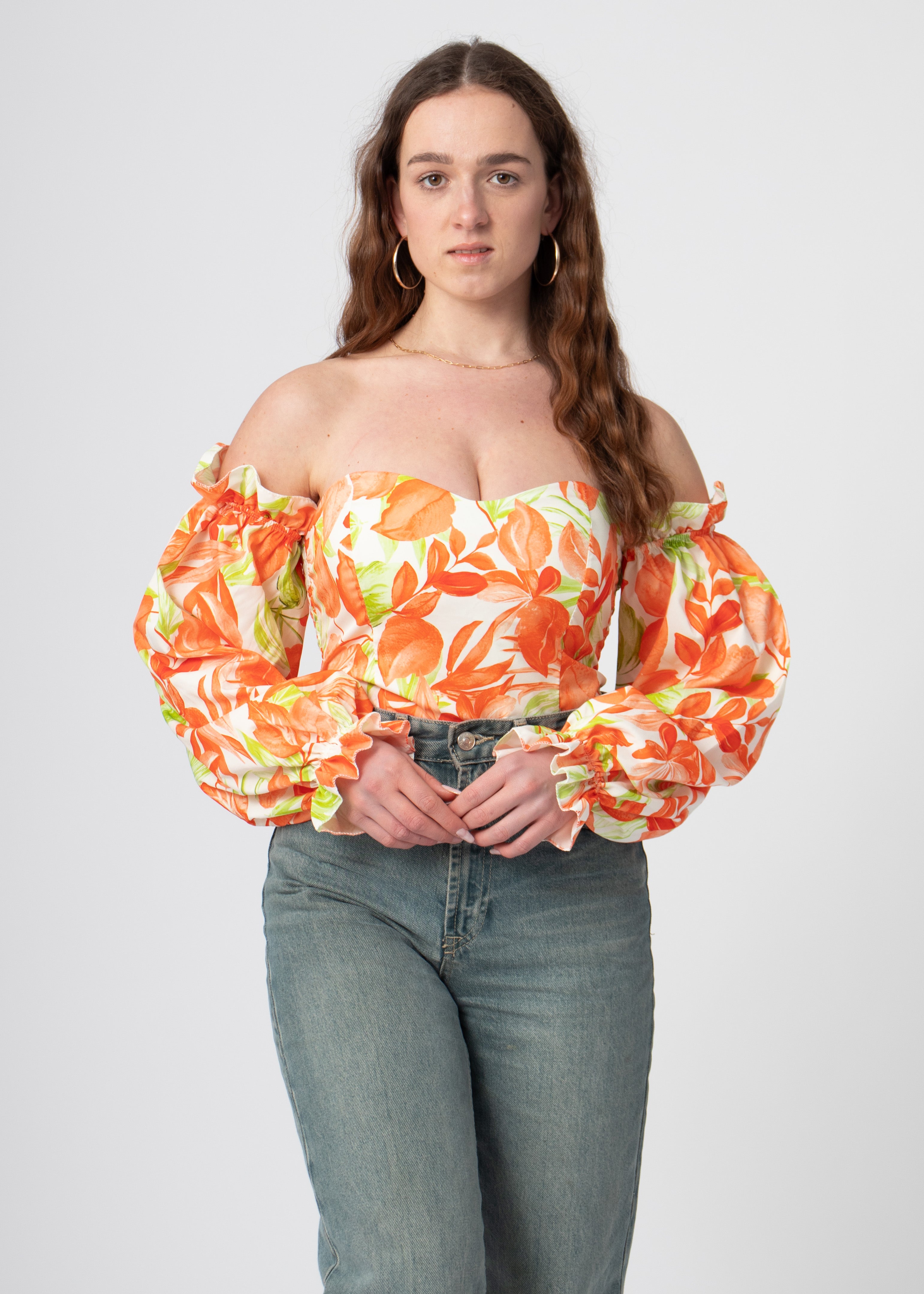 off-shoulder body wit oranje met tropische print