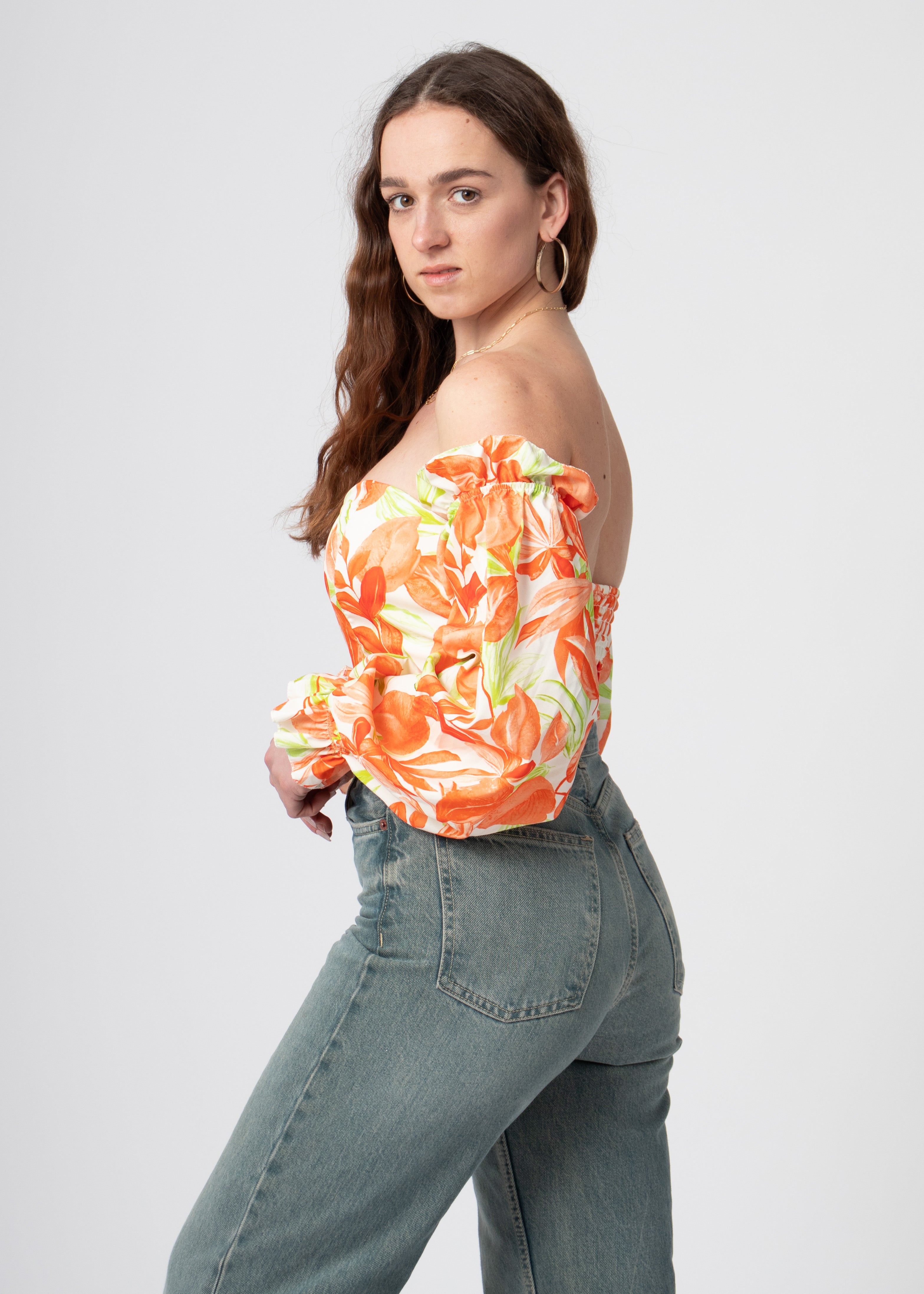 off-shoulder body wit oranje met tropische print