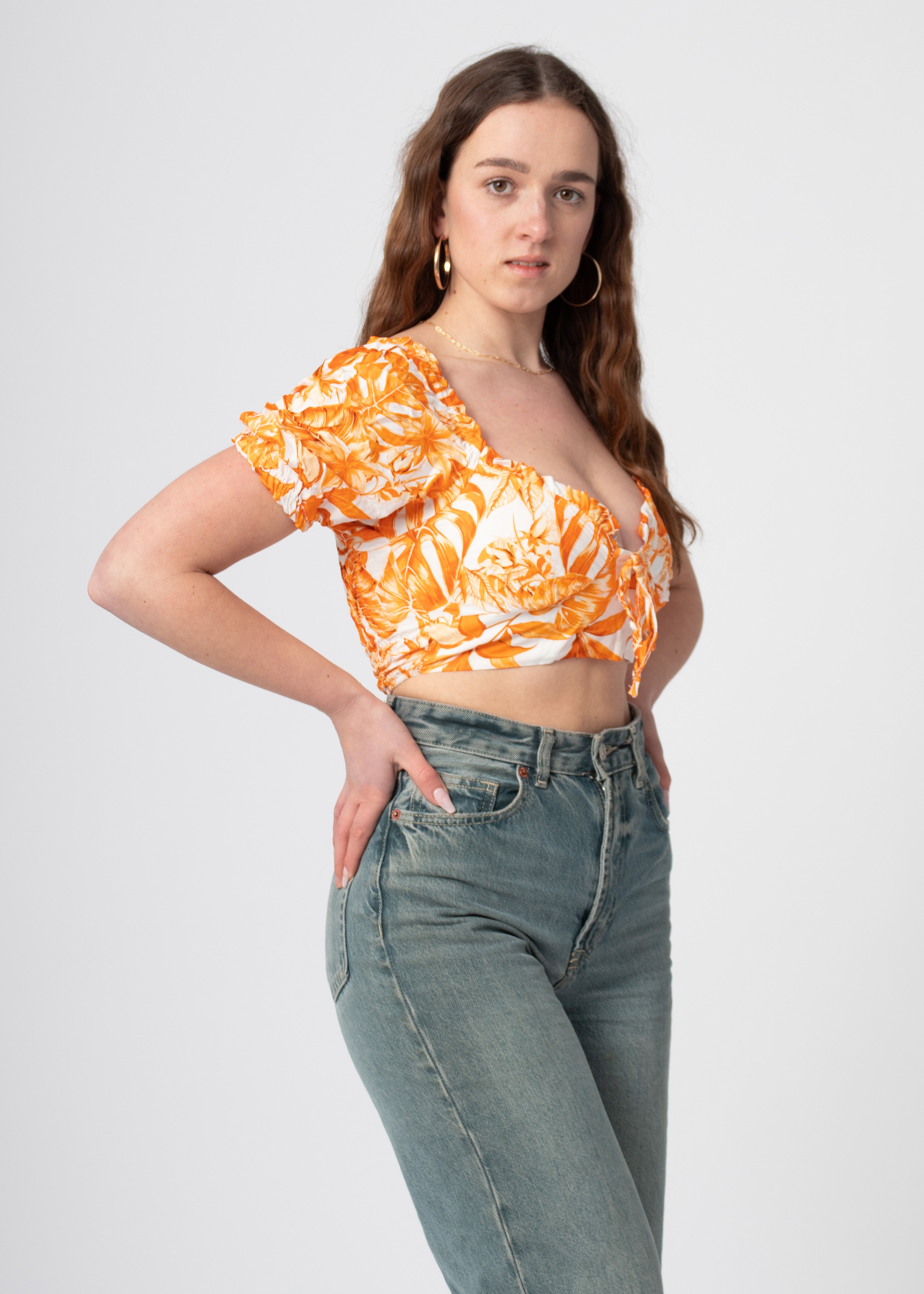 oranje witte bloemenprint crop top met ballonmouwtjes en v-hals