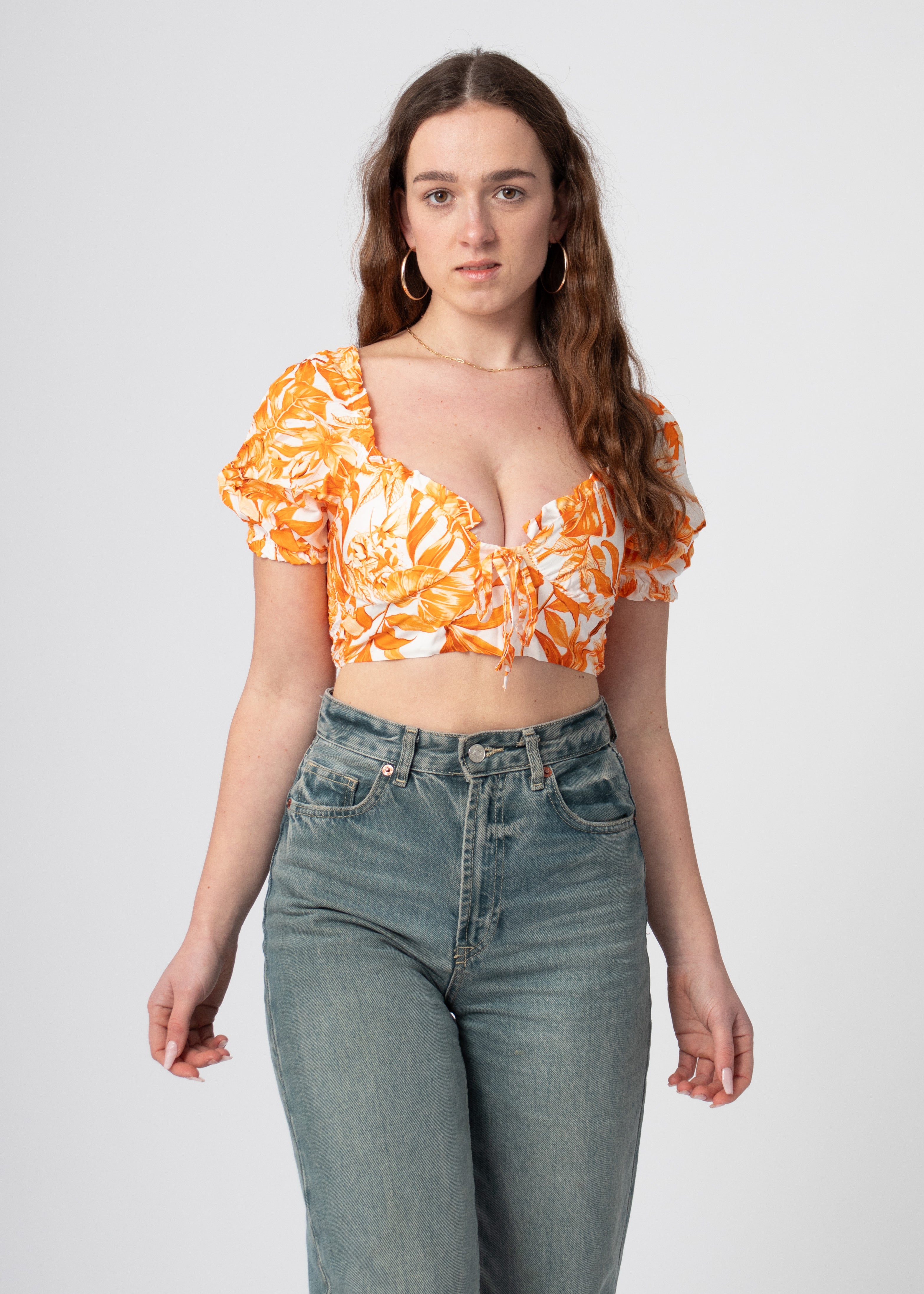 oranje witte bloemenprint crop top met ballonmouwtjes en v-hals