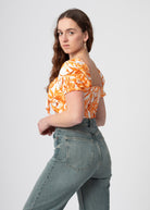 oranje witte bloemenprint crop top met ballonmouwtjes en v-hals