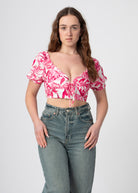 roze witte bloemenprint crop top met ballonmouwtjes en v-hals