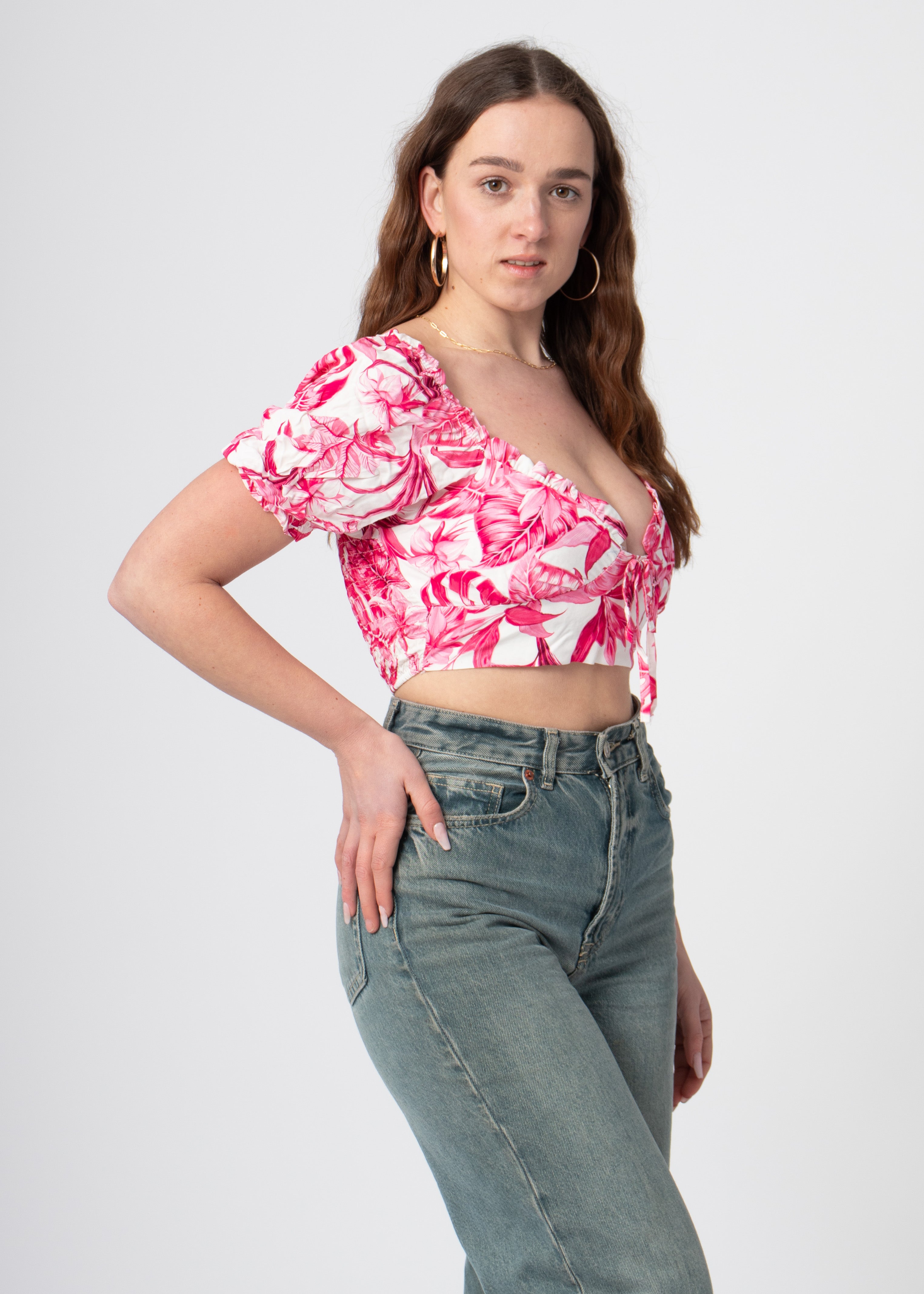 roze witte bloemenprint crop top met ballonmouwtjes en v-hals