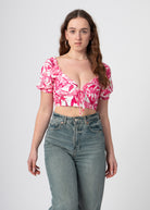 roze witte bloemenprint crop top met ballonmouwtjes en v-hals