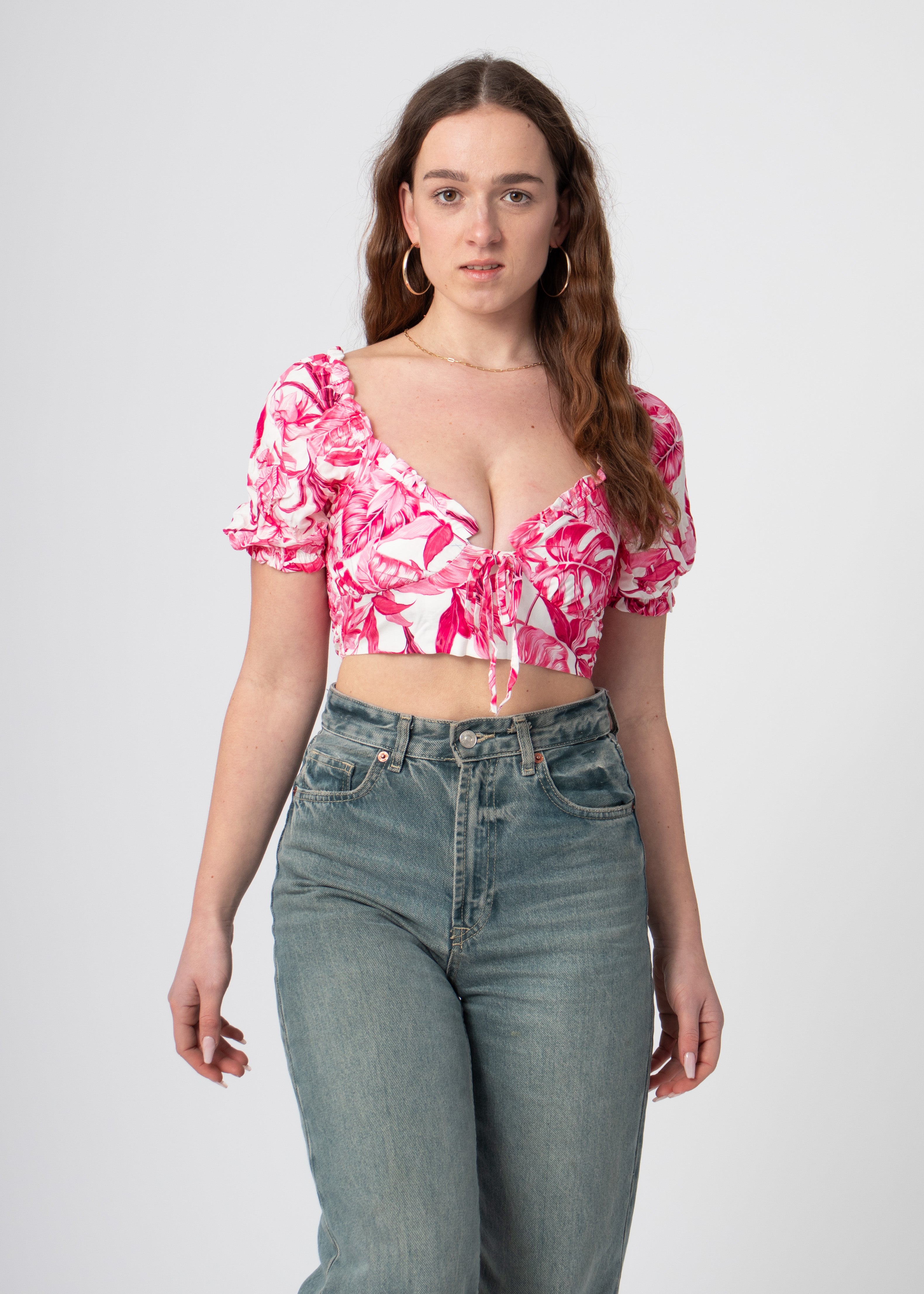 roze witte bloemenprint crop top met ballonmouwtjes en v-hals