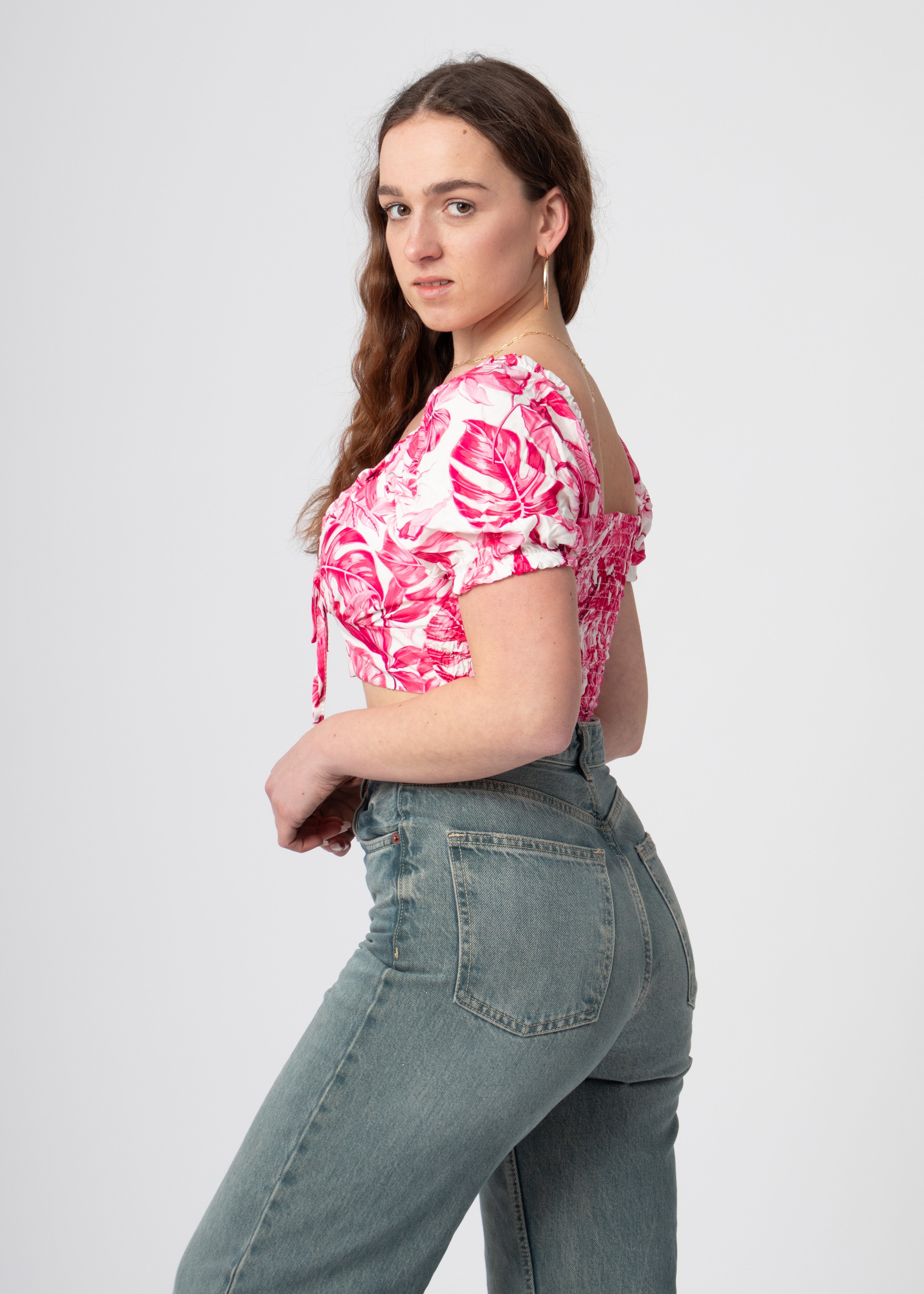 roze witte bloemenprint crop top met ballonmouwtjes en v-hals