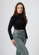 crop top met lange mouw zwart geruched buste, hoge kraag