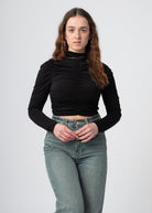 crop top met lange mouw zwart geruched buste, hoge kraag