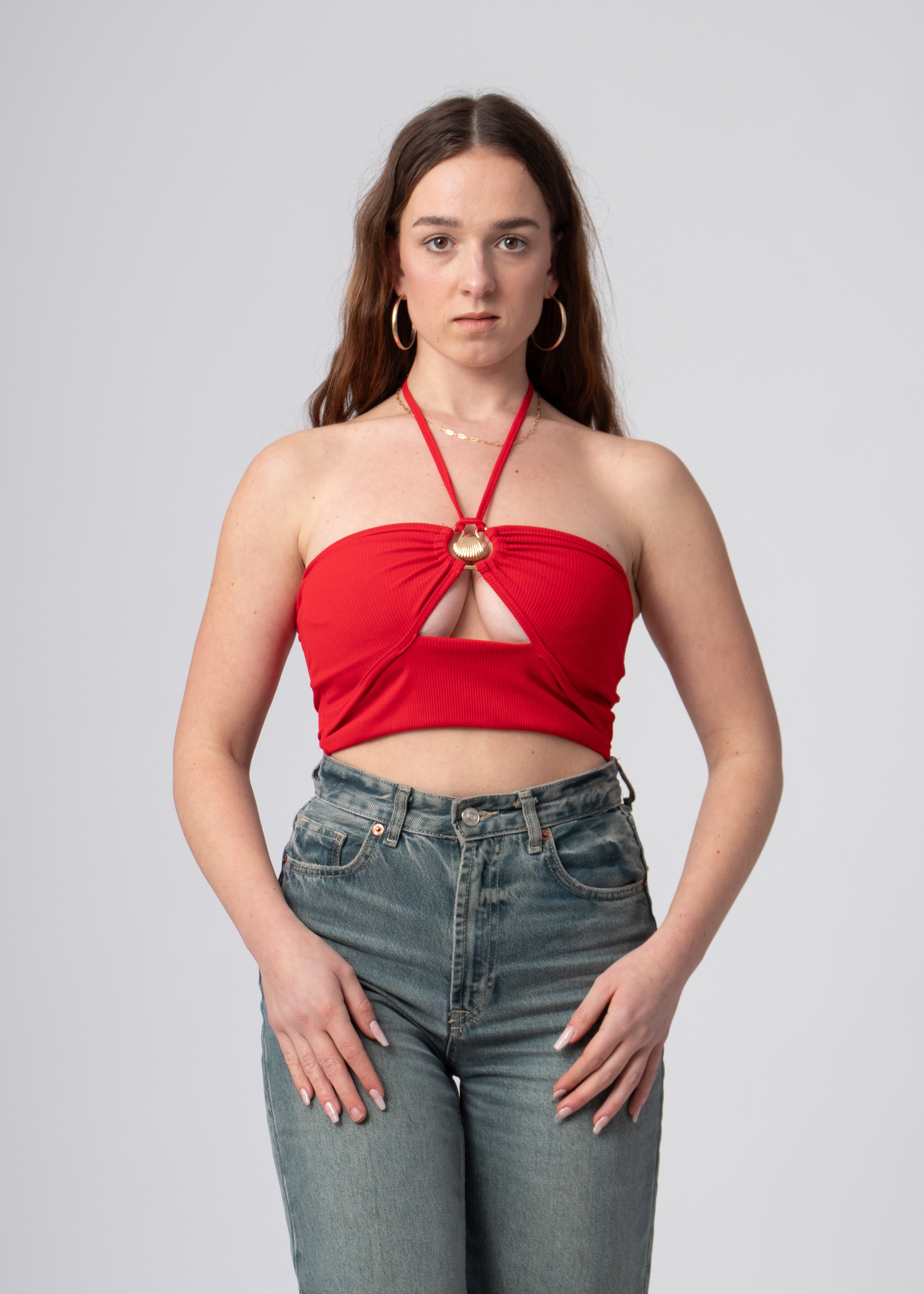 halter crop top rood met metalen sierraad en uitgesneden stuk