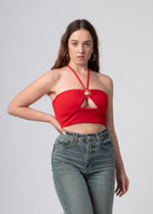 halter crop top rood met metalen sierraad en uitgesneden stuk