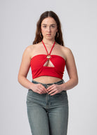 halter crop top rood met metalen sierraad en uitgesneden stuk