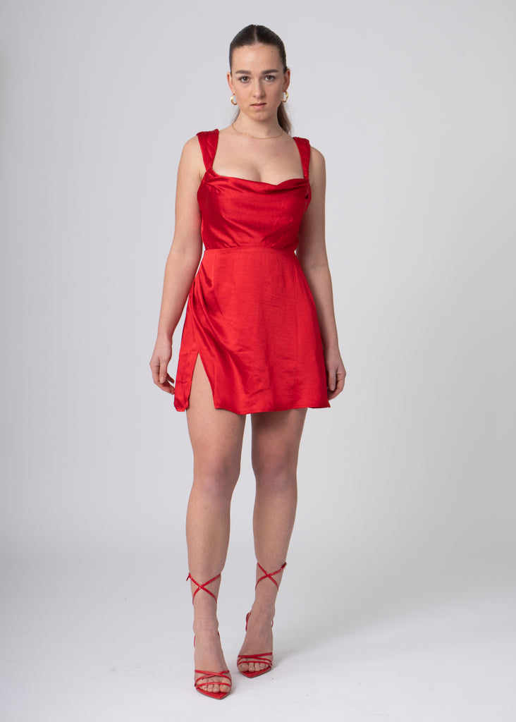 Rode korte romantische elegante satijnen jurk met gedrapeerde halslijn en split en bandjes.