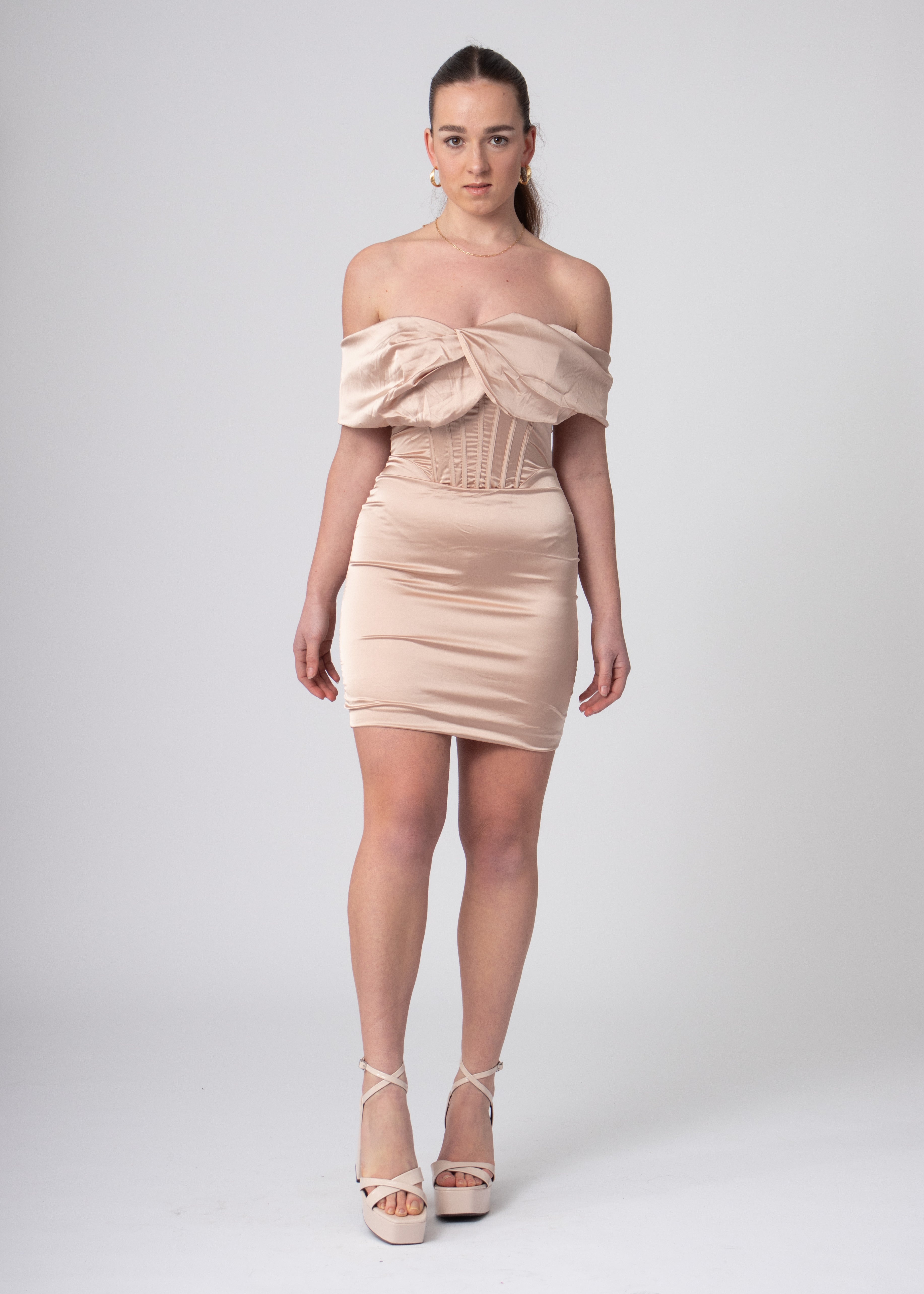 Korte roze elegante romantische satijnen bandeau jurk met korset en off shoulder gedrapeerde mouwen, aansluitende pasvorm