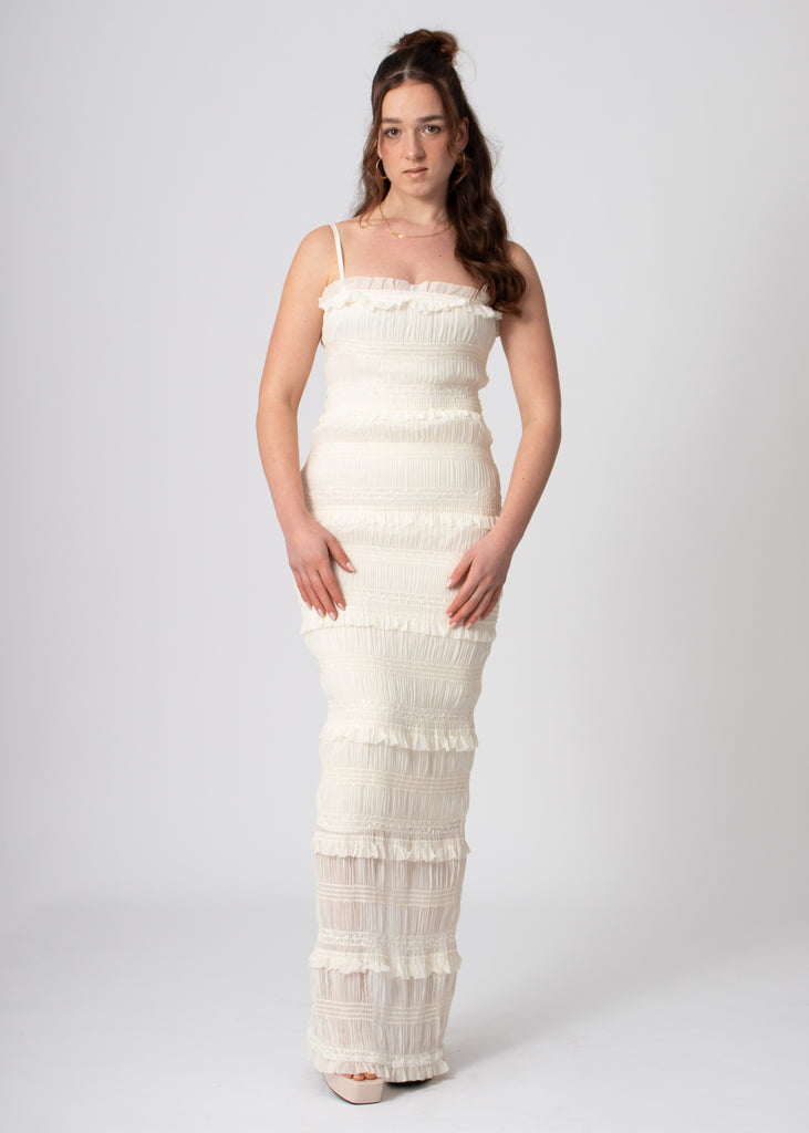 Lange romantische jurk in ivoor van sequin satijn en stretch materiaal met bandjes. Voor bruidsmeisjes en moderne trouwjurk.