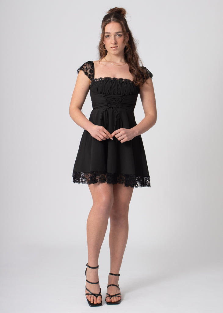 romantische zwarte korte jurk met kanten mouwtjes en buste, korset lijfje met veters en rits.