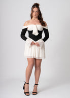 korte off shoulder jurk creme en zwart met lange mouwen, romantische vintage stijl.