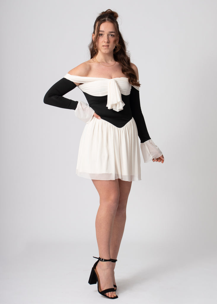 korte off shoulder jurk creme en zwart met lange mouwen, romantische vintage stijl.