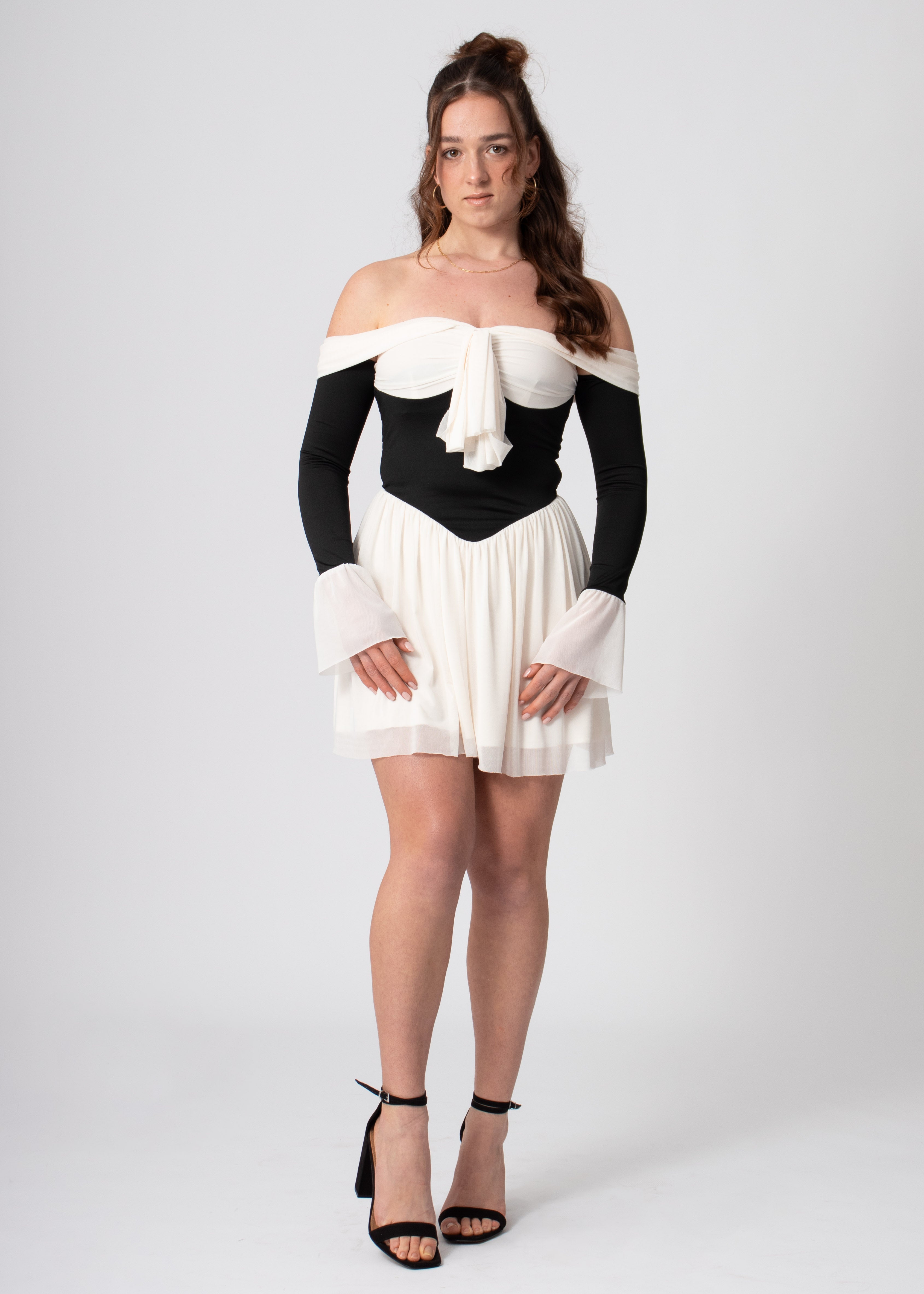 korte off shoulder jurk creme en zwart met lange mouwen, romantische vintage stijl.