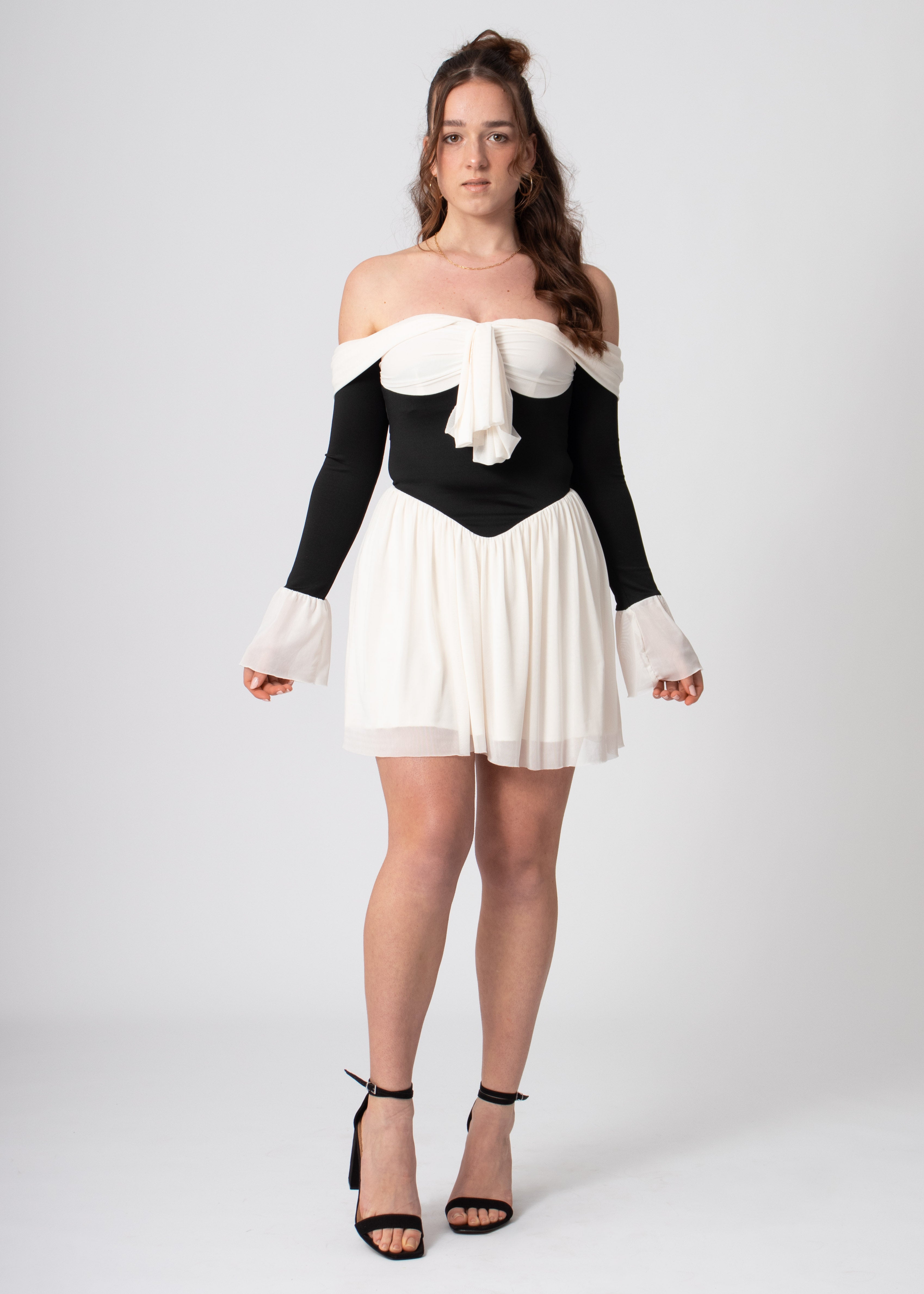 korte off shoulder jurk creme en zwart met lange mouwen, romantische vintage stijl.