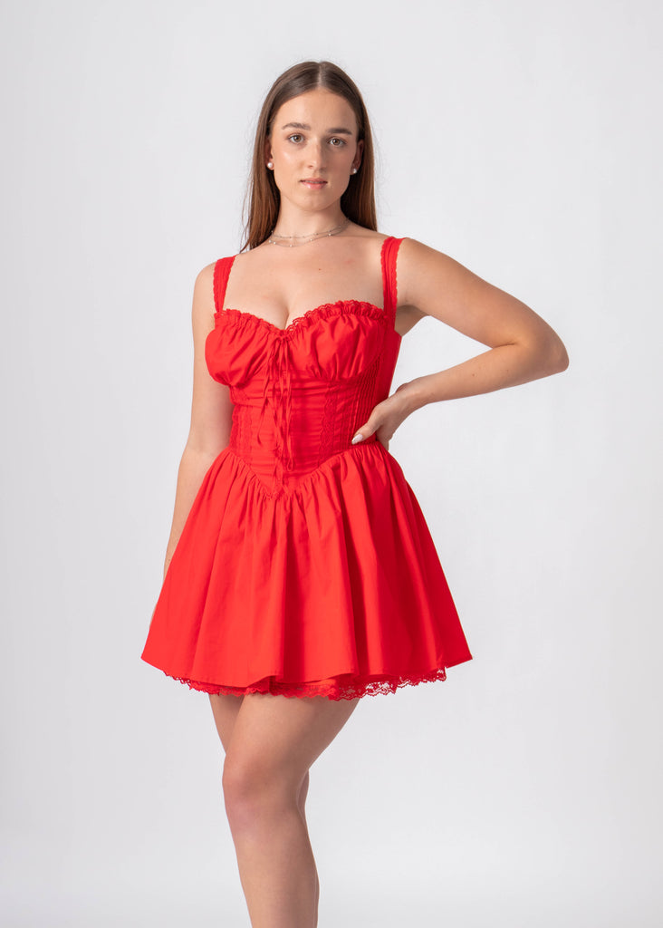 Rode korte zomer jurk met volumineuze rok en korset lijfje met kant en bandjes.