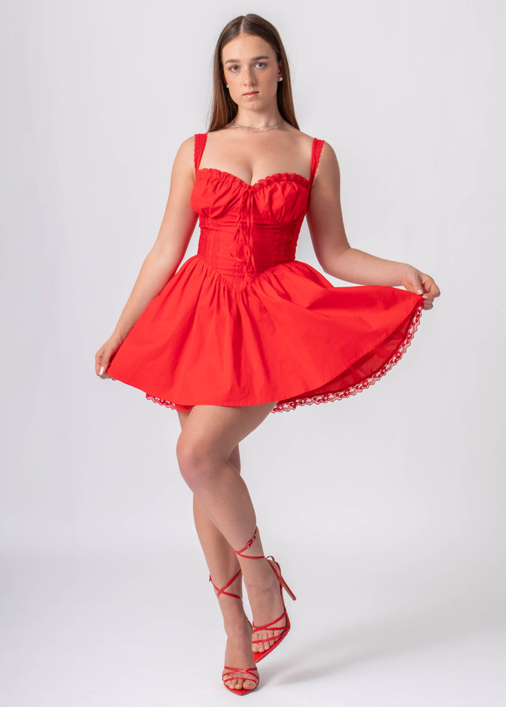rode korte zomer jurk met volumineuze rok en kanten korset lijfje